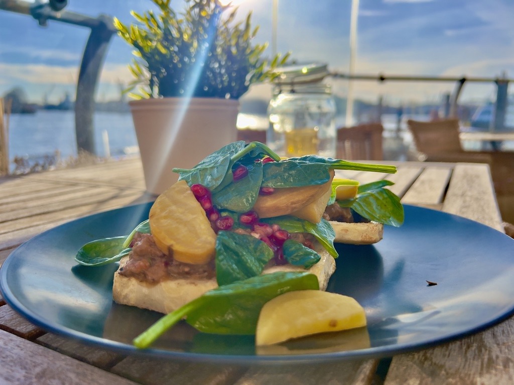 Frische Speisen auf der Sonnenterrasse