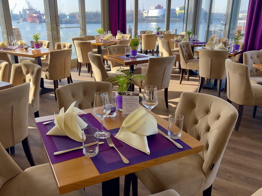 Mit Blick auf Hafen und Elbe: Ideal für Firmenevents und Familienfeiern
